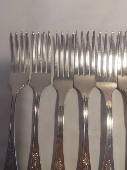 Мельхиоровые десертные вилки.