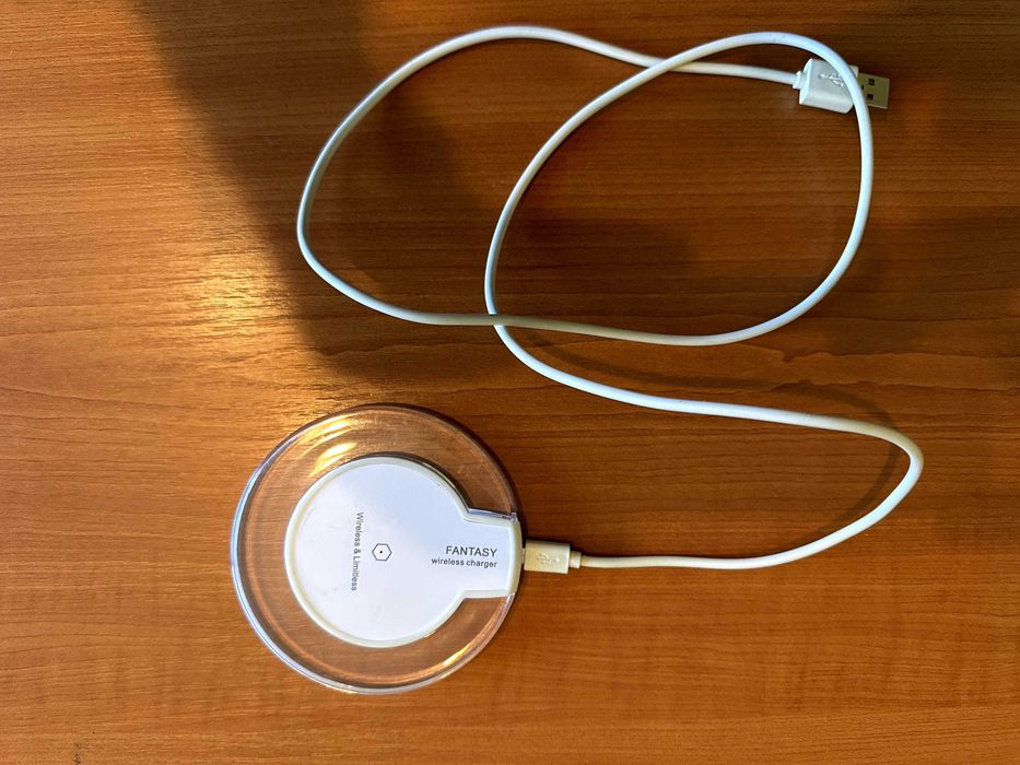 Продавам безжично зарядно QI2