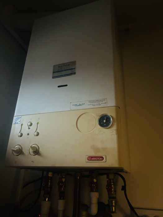 Centrala Ariston si calorifere cu elementii  Vand !