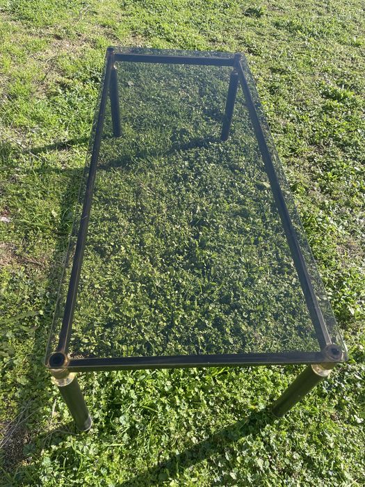 Холна маса със метални крака и стъкло