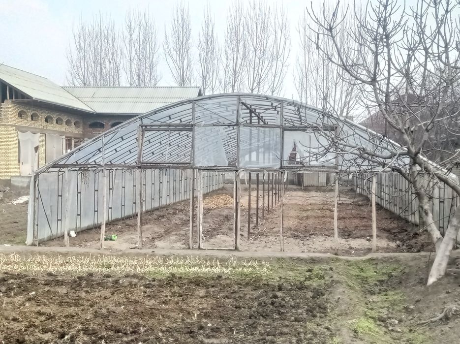 Parnik sotiladi uzunligi 33m eni 9.20 3stik