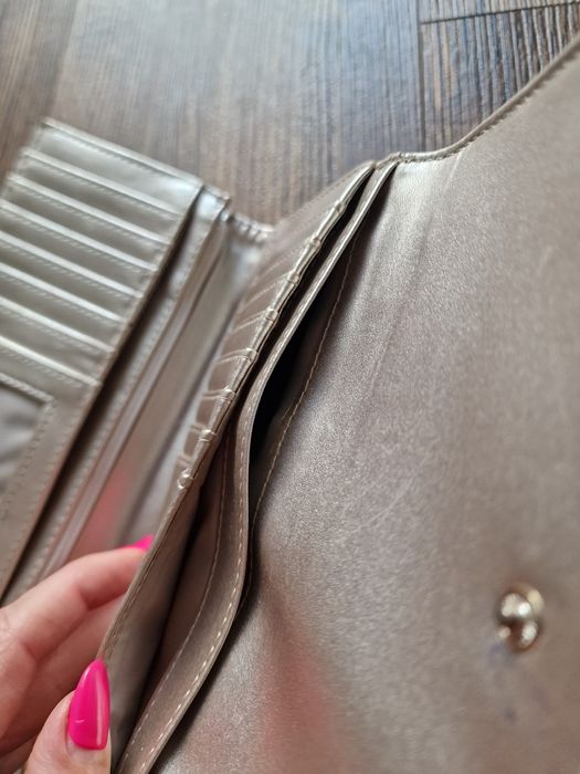 Страхотно дамско портмоне GUESS