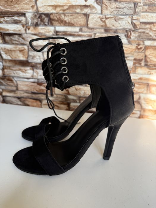 Сандали на ток с връзки