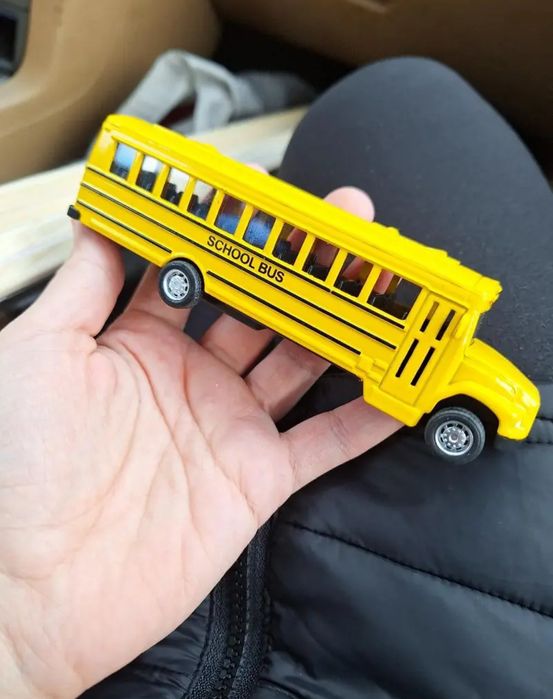 Метален училищен автобус