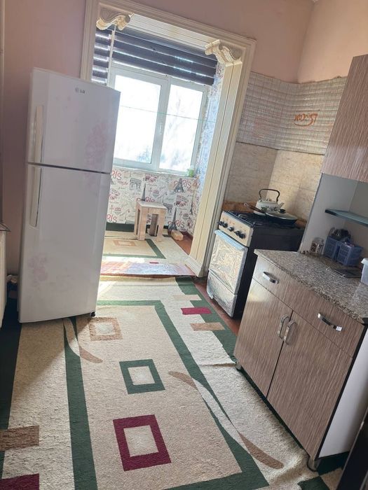 Чирчик шахар 
9-микрораён 
#2-хона 2-этаж 
Квартира ижарага берилад