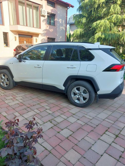 RAV4 an 2021 48700 km Hybrid 4x4 parcată doar în garaj