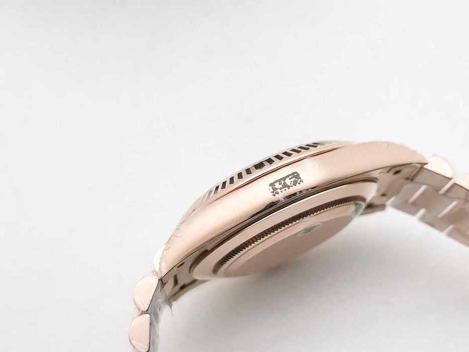 Rolex Day-Date 40 – розово злато, Roman циферблат, President гривна – реални снимки