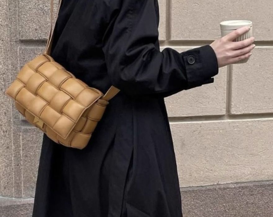 Дамска, бежова чанта Bottega Veneta.