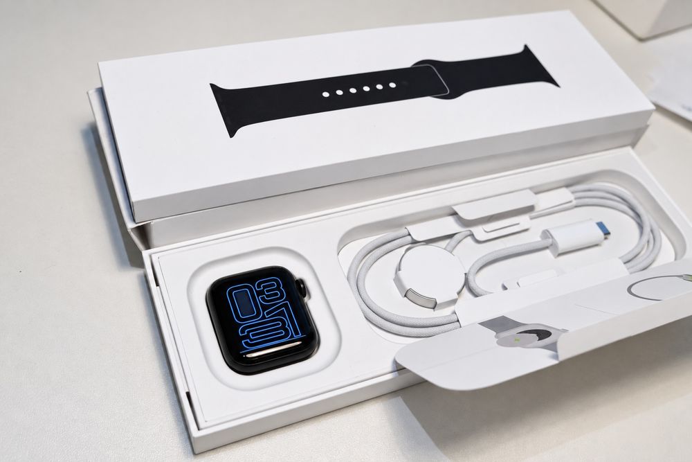 Apple Watch SE 3 (2025) GPS 40 mm Midnight – baterie 100%, full box