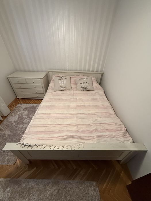 Спалня от естествено дърво с матрак и нощно шкафче