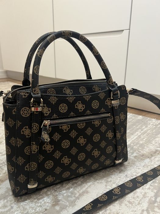 Geantă de mână, Guess