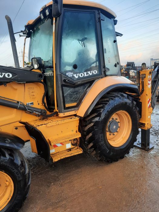 Vând Buldoexcavator volvo bl71 an 2015