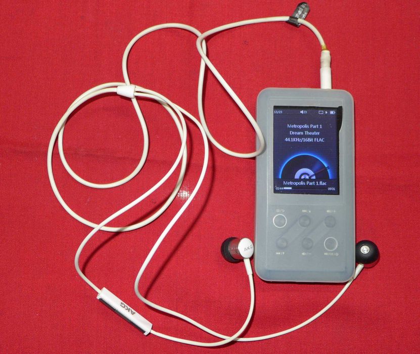 За телефона:Отлични слушалки за телефон или МР3 или Flac плейър