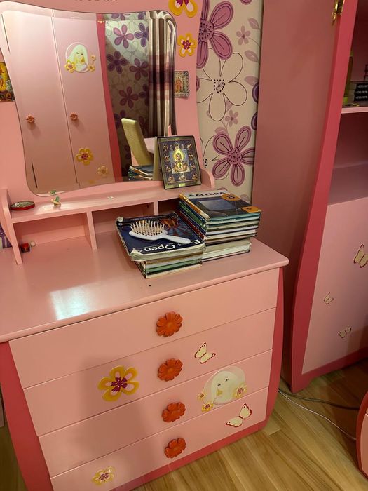 Продам гарнитур в спальню для девочки.