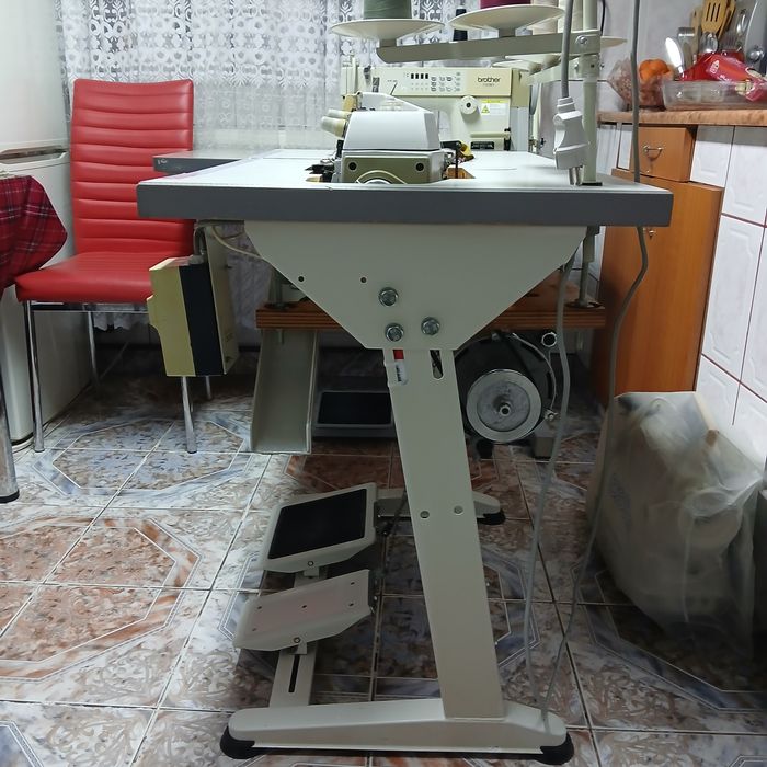 Masina de încheiat si surfilat cu 5 fire PFAFF distanta de 1cm.