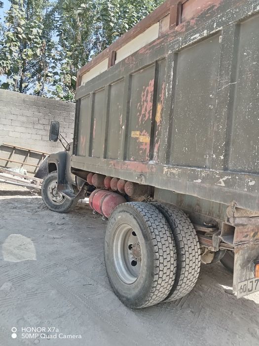 Zil 130 sotiladi Juda usulliniy 15 tonna oladi yili 1983 xolati alo