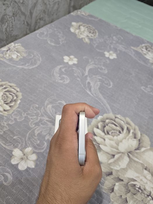 IPhone 16e 99% white