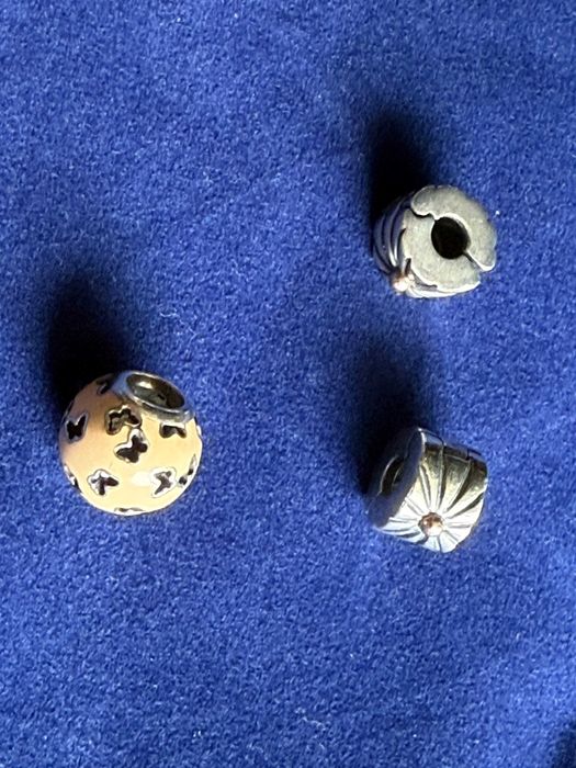 Гривна Pandora с 21 талисмана в отлично състояние на супер цена