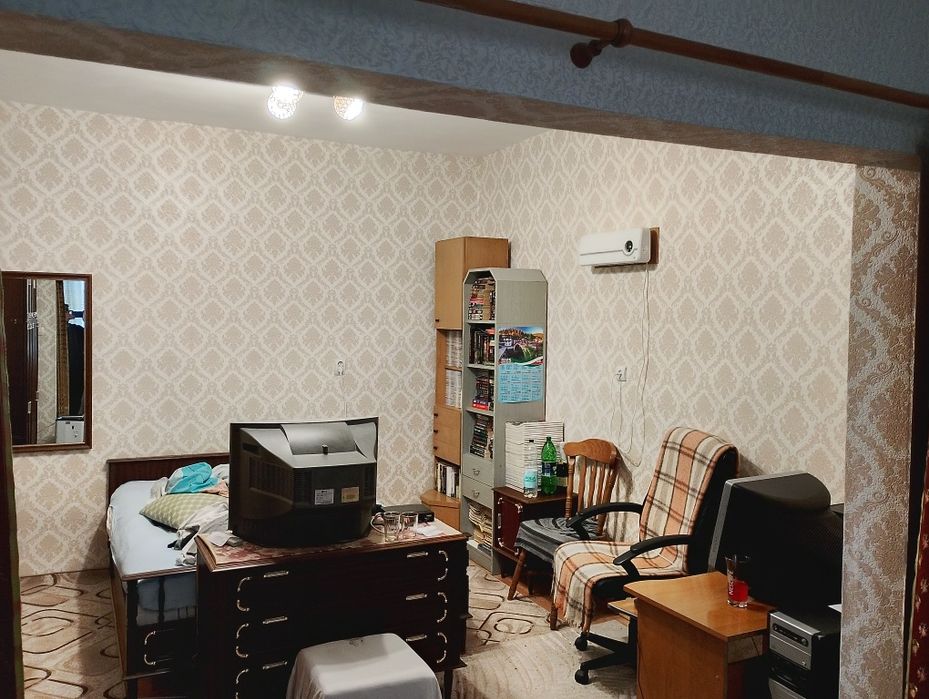 продавам солидна къща с гараж 2 мазета и допълн. къща с алея и веранда