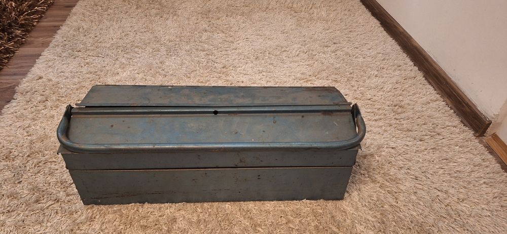 Lot vand o trusa plina cu ceiii trimit si in tara cu verificare colet