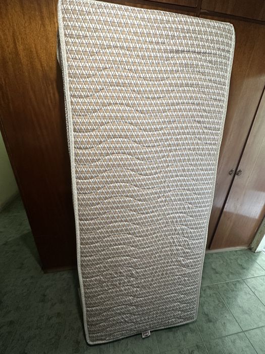 Единичен матрак с вдгадена рамка