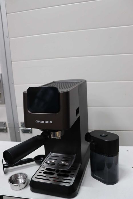 Кафемашина GRUNDIG KSM 5330 с вграден контейнер за мляко, 1628W, налягане на помпата 15bar , двойна дюза, цветен сензорен екран, BrewSense, CreamyPro,