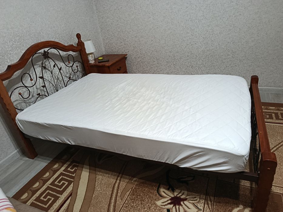 Продам 2 кровати полуторки вместе с матрасами