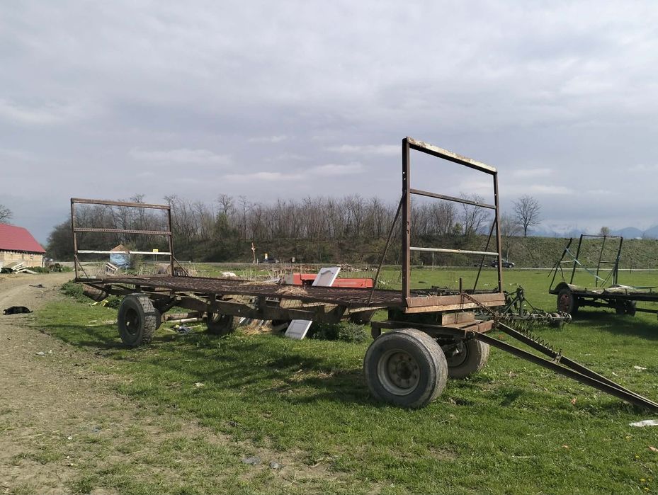 Vând trailer pentru încărcat baloti preț ușor negociabil