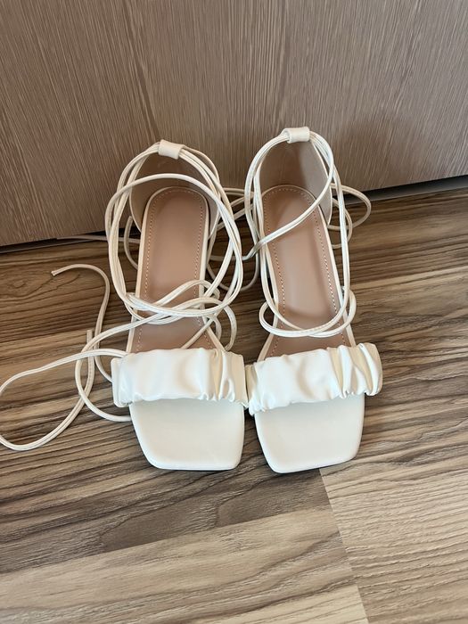 Бели обувки с дебел ток