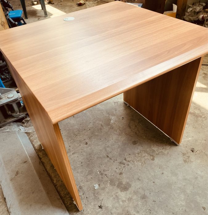 Чисто нови бюра в кашони