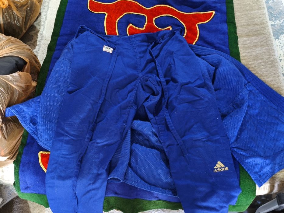 Продается кимано Adidas champion lll