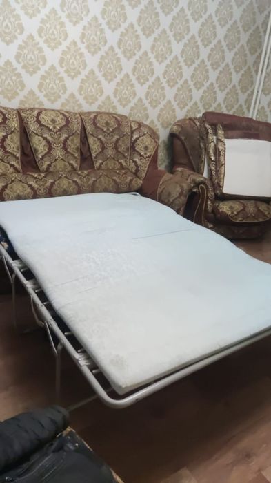 Продам б/у диван и два кресла.