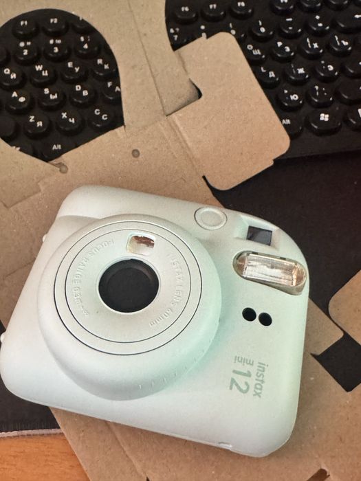 Продаю instax mini 12