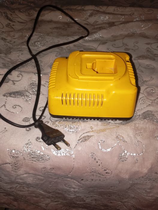 Зарядка на электроинструмент DeWALT