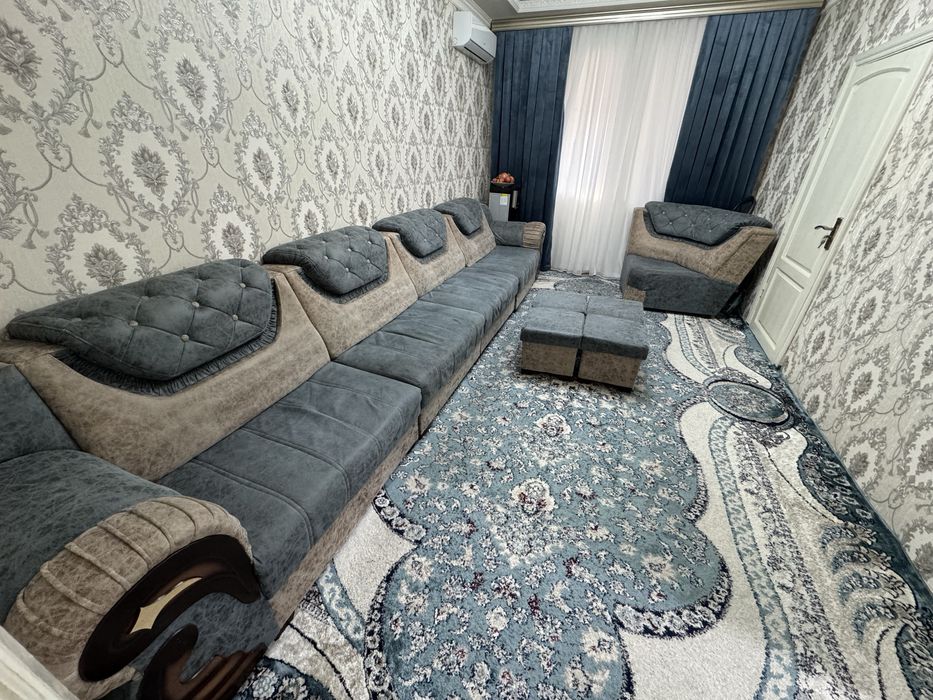 Диван с пуфиками