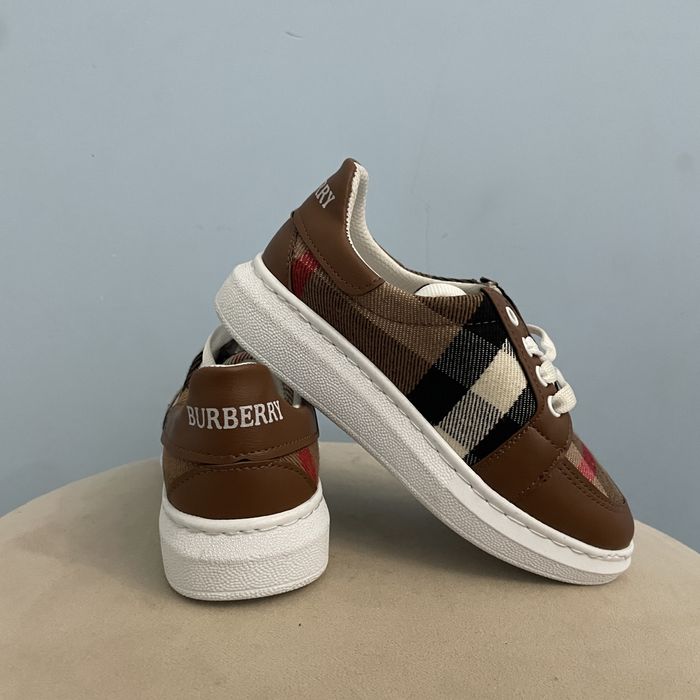 Распродажа детской обуви.