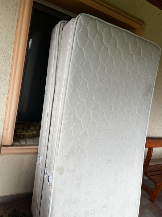 Матраци 2 бр. Едностранни. С дунапрен над матрака