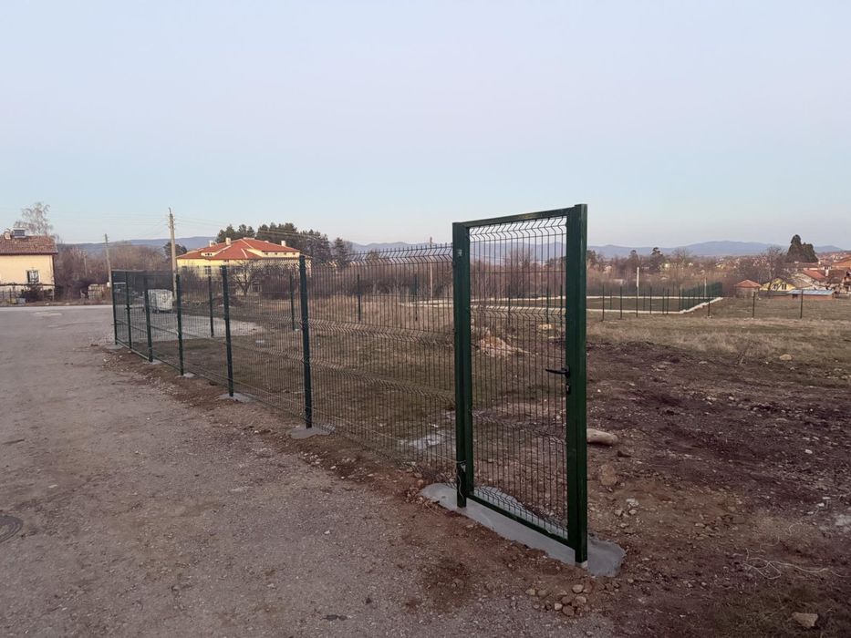 Изграждане на Огради с Метално Пано и Циментови Колове