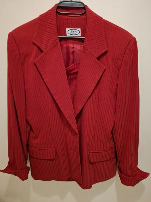 Продавам костюми и рокли