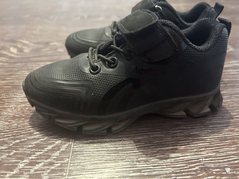 Продам детскую кроссовки