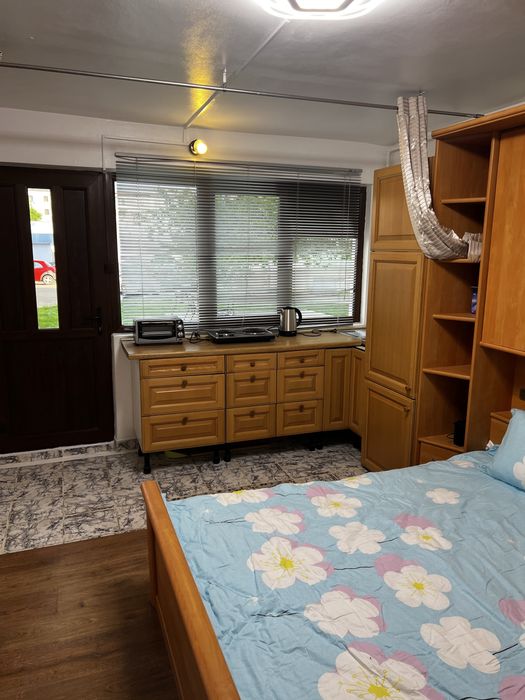 De închiriat – Garsonieră complet mobilată, parter, intrare separată
