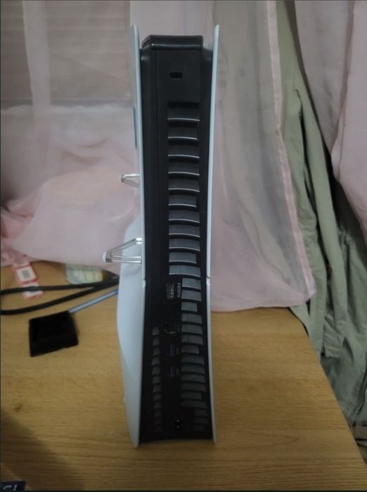 Vand PS5 slim ca nou disk (CFI-2016)nu am facut update deci cu (sau fara) jailbrake disponibil