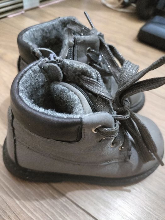 Продам детские ботинки на девочку размер 22 размер