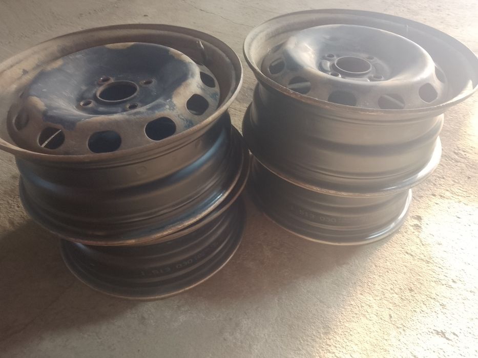 Продам диск р15 разболтовка 4*100 в хорошем состояние колпаки  подарок