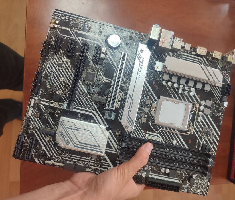 H570 Asus prime plus (Gaming MB) Планка нету !