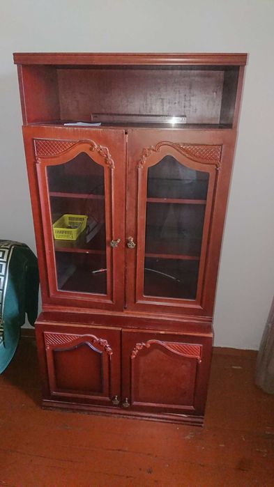 Отдам шкаф (сервант)