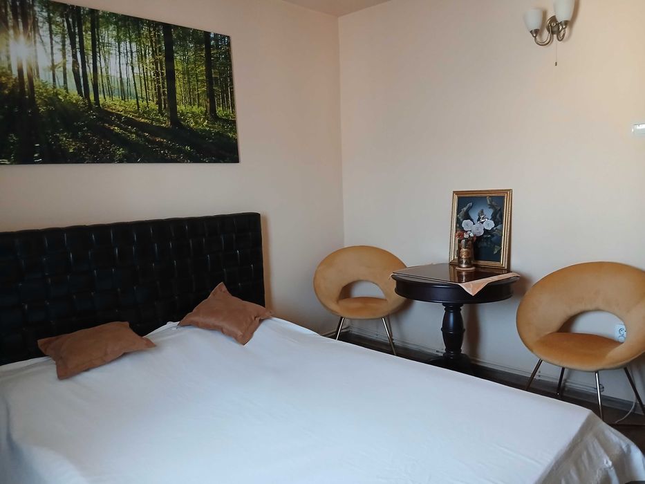 Vand apartament ultracentral, cu 4 camere si dependinte, in Găesti.