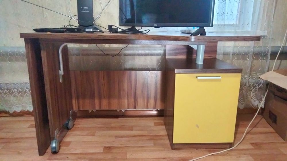 Продам два шкафа. И компьютерный стол