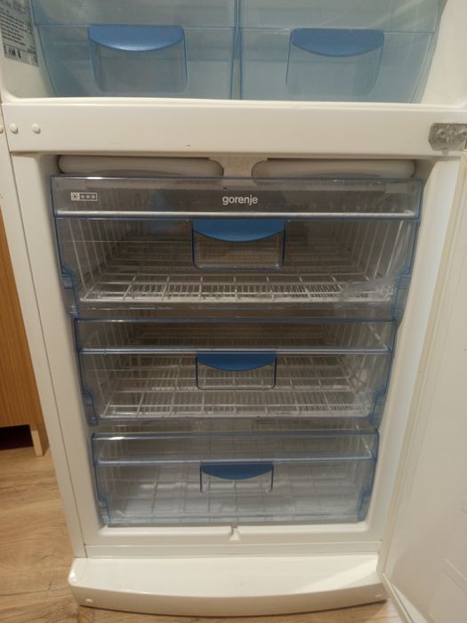 Хладилник с три чекмеджетат фризер Горения