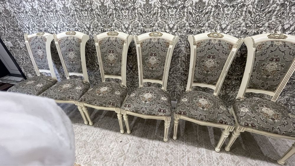 Стол со стульями